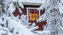 Punaisen talo ikkuna lumisten puiden keskellä. Kuva: Alex_Mazurov / Visit Tampere